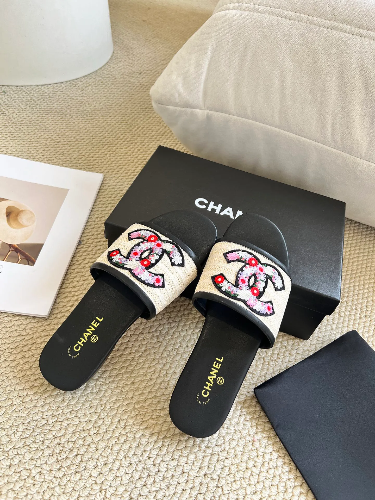👟👟Ex-factory price 340👟👟 Genuine leather sole +30 CHANEL, the upper uses three-dimensional electric embroidery technology, the upper foot is comfortable, soft and breathable, must-have size 35-43 every day, leather sole +30